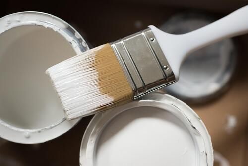 pot de peinture blanche